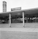 170730 Gezicht op de luifel van het N.S.-station Leiden, met het nieuwe N.S.-embleem.